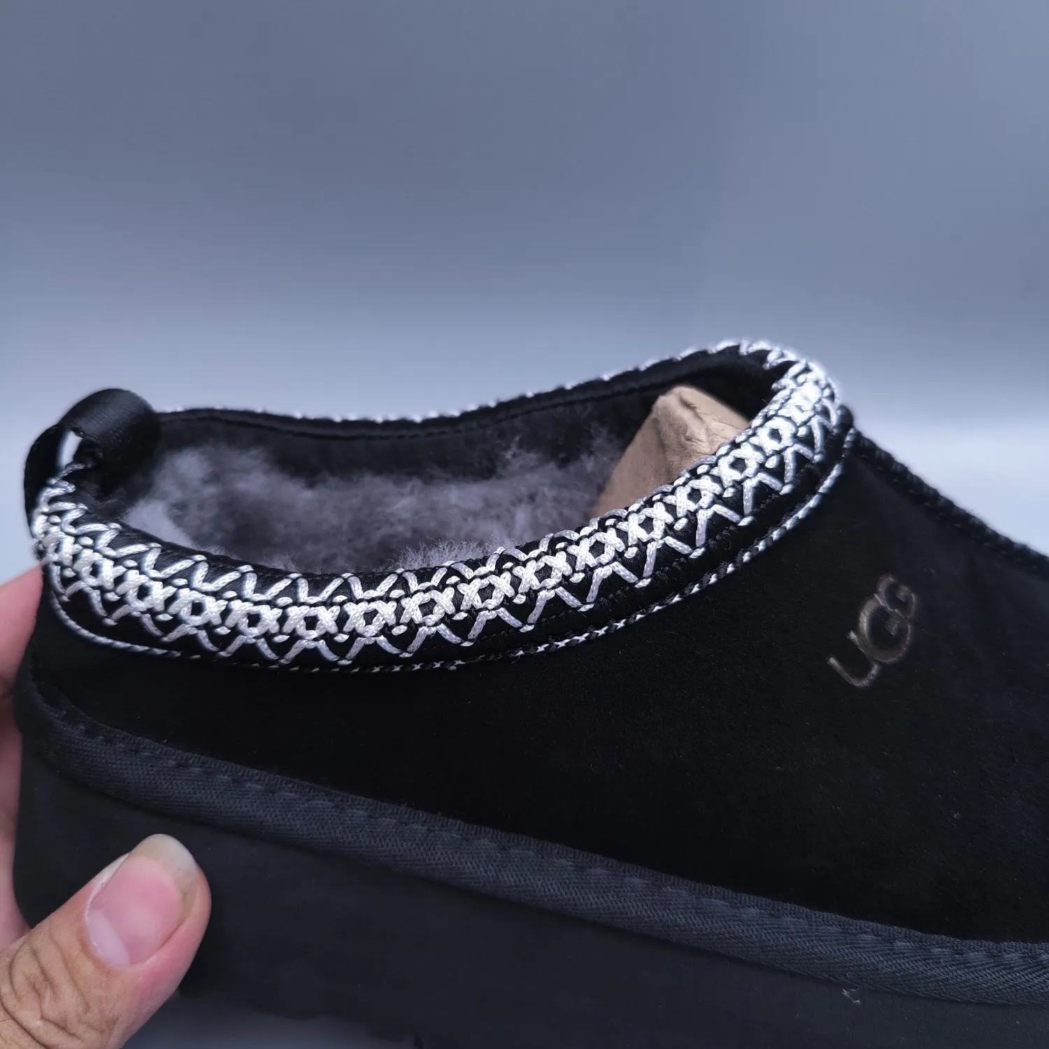 💰440 UGG sheepskin all-in-one snow boots 2553 co-branded national trend style thick-soled one-leg women’s snow boots🐾~ 🍭 A co-branded trendy item launched with well-known designer brands Feng Chen Wang and TELFAR. Zhou Dongyu & Wang Jiaer’s same style Fang Kete boots. The slip-on design makes it easy to put on and take off, and can be used indoors or outdoors. The exotic edging design is eye-catching, and it is definitely worth buying~ 🍭Material: cowhide➕sheep fur Outsole: rubber (light wing technology) 🍭Color: black, maroon, sand, dark green, light gray, chocolate, beige, walnut, brown, dark gray, red 🍭Number of codes: 35-42